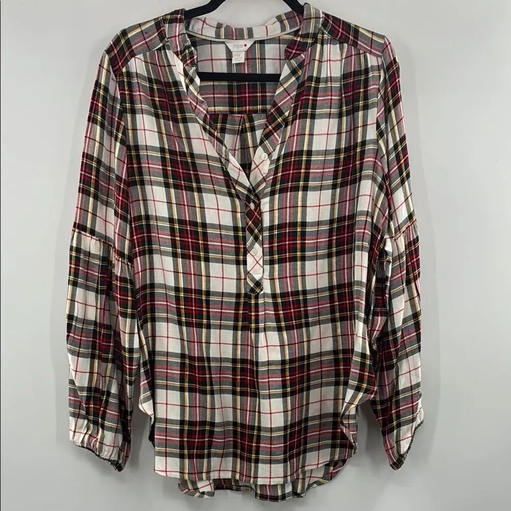 3For$20 Intro White and Red 3/4 Sleeve Button Down Shirt size: M